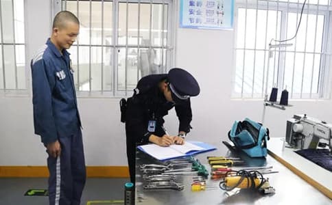 印尼司法部拟在强奸犯脚踝植入RFID微芯片用来追踪